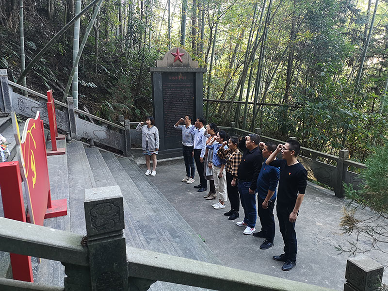 區(qū)城建投黨支部開展革命傳統(tǒng)教育“緬懷先烈、重溫誓詞”主題黨日活動(dòng)