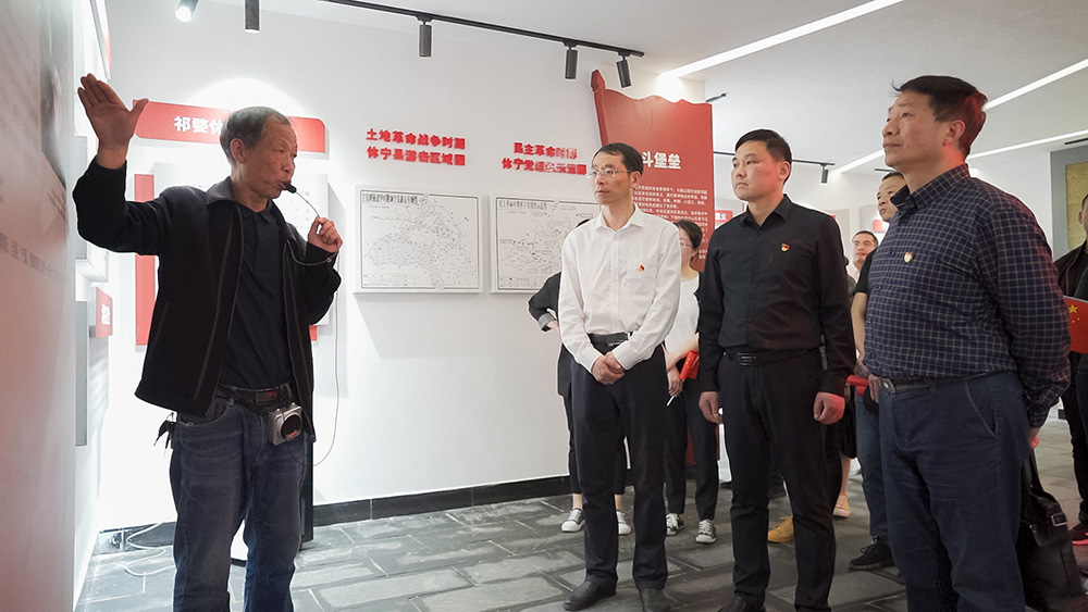 屯溪區(qū)國投集團(tuán)開展學(xué)黨史、祭英烈主題黨日活動(dòng)