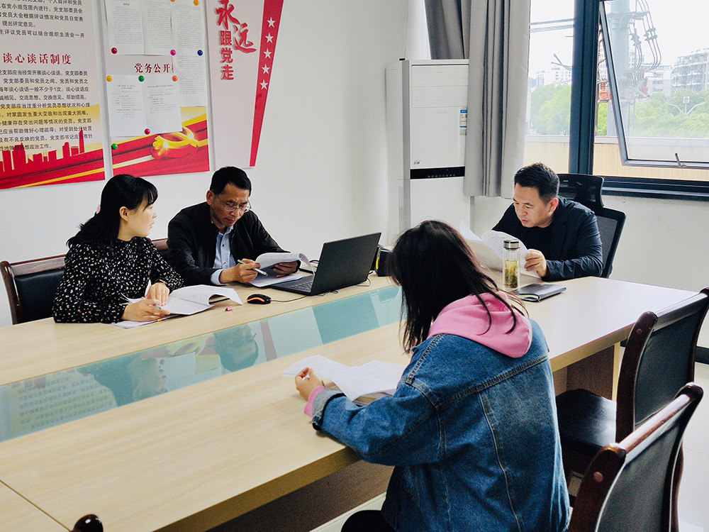 推進(jìn)主體信用評(píng)級(jí)，構(gòu)建集團(tuán)融資平臺(tái)