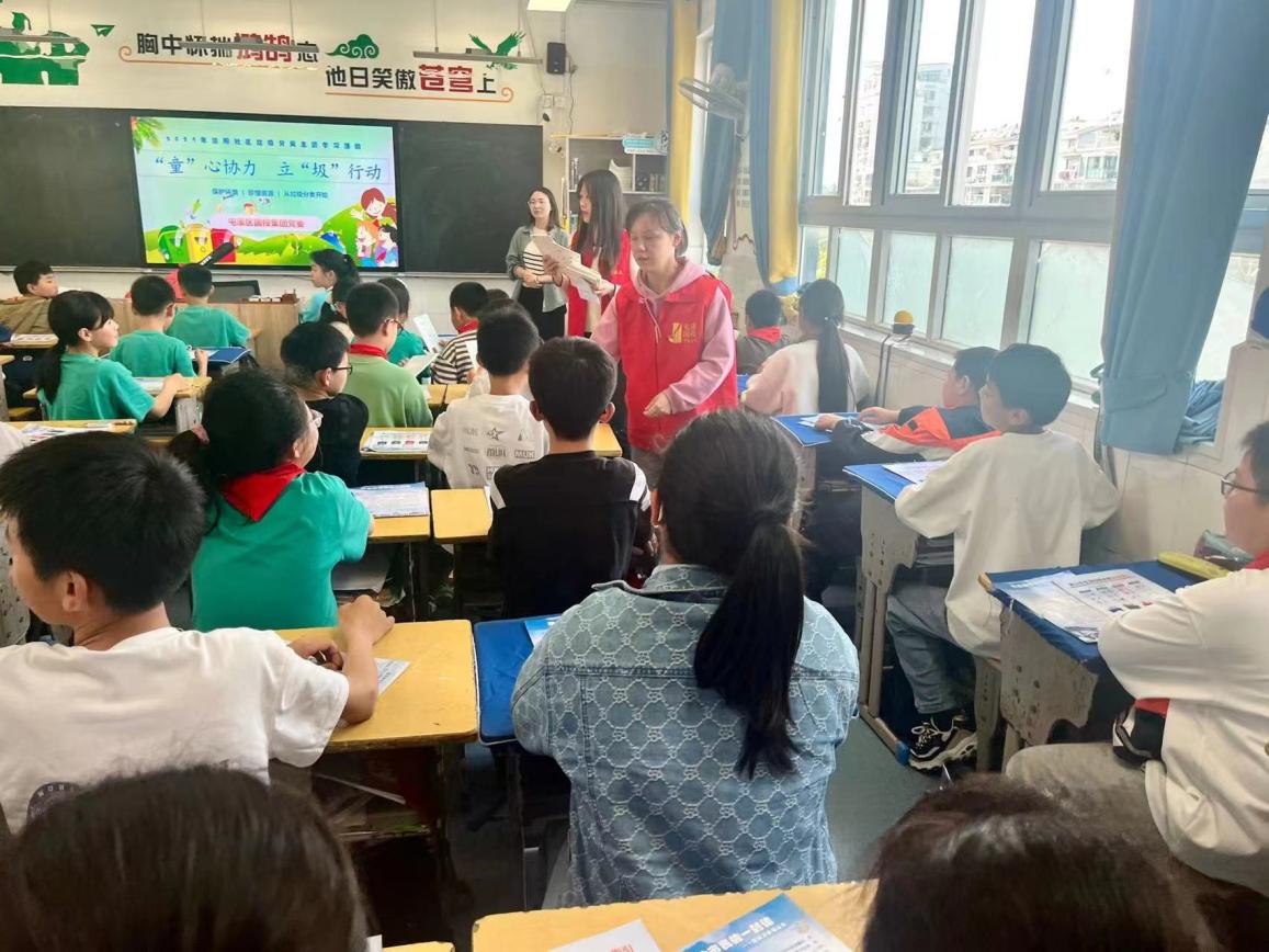 “攜手共筑美好家園”——開展垃圾分類宣傳、小區(qū)衛(wèi)生整治志愿者活動(dòng)