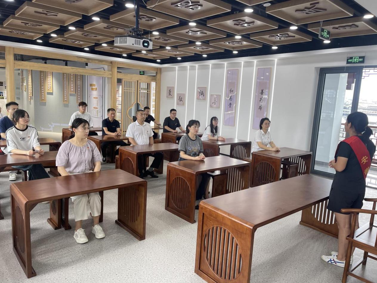 見賢思齊學(xué)楷模，崇德向善做好人——區(qū)國(guó)投集團(tuán)黨委開展8月份主題黨日活動(dòng)