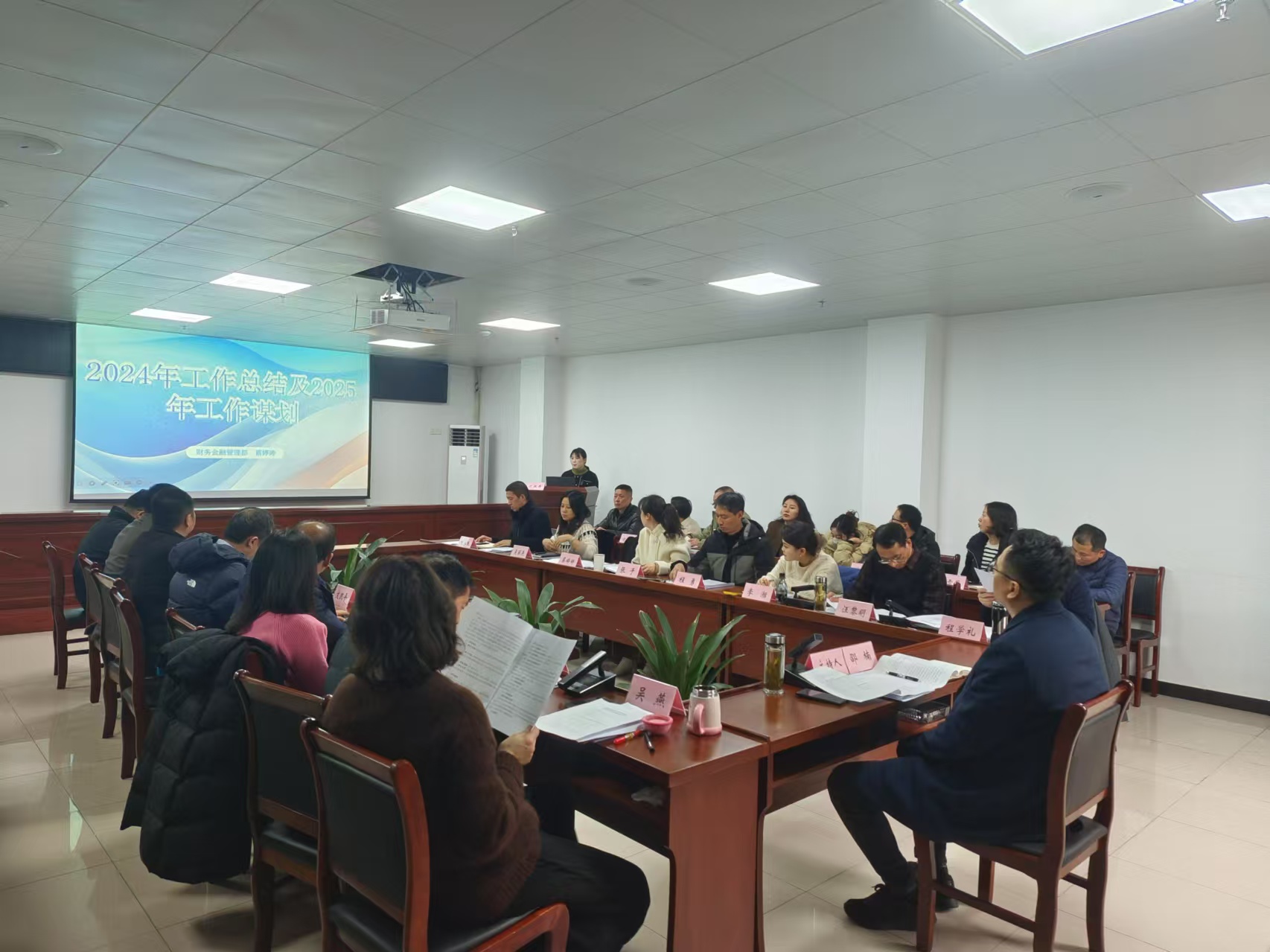 乘勢而上開新局 奮楫篤行啟新篇——屯溪區(qū)國投集團(tuán)召開2024年工作總結(jié)暨2025年工作務(wù)虛會(huì)