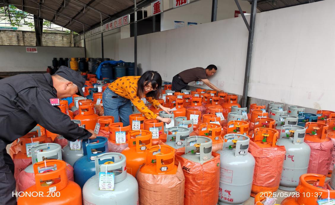 隨瓶攜帶明白卡  燃?xì)獍踩M(jìn)萬(wàn)家