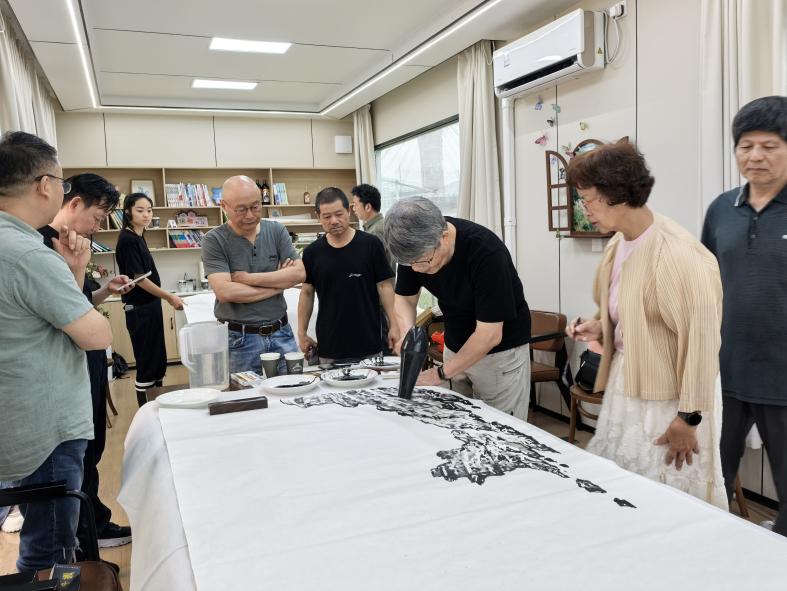 兩岸藝術家相聚黃山古村  以筆墨共書文化交融新篇